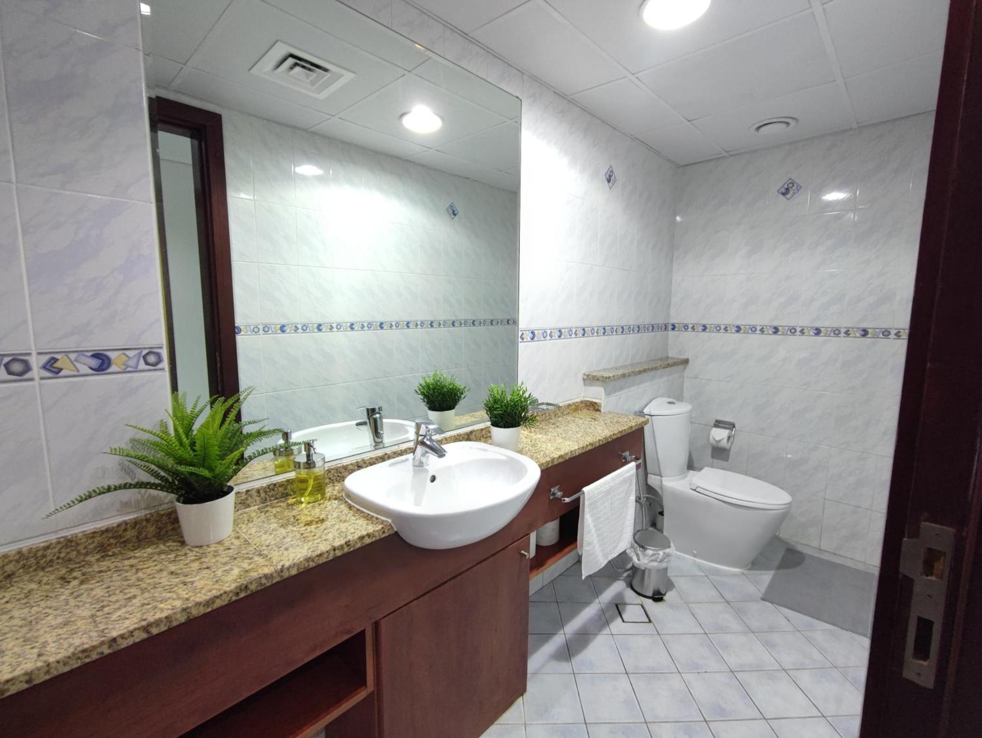 One Bedroom Apartment With Pool & Gym Near Marina Dubai Buitenkant foto