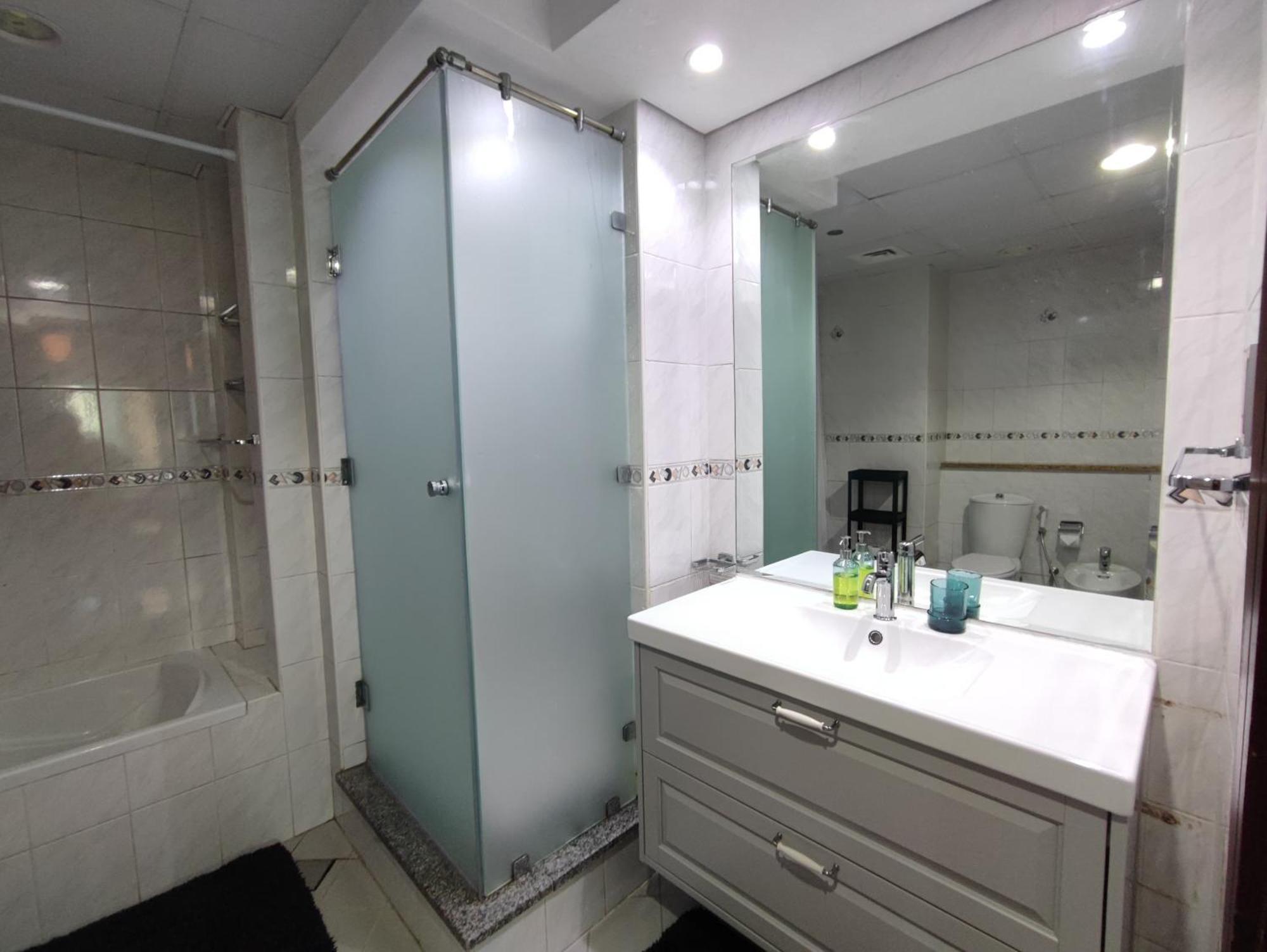 One Bedroom Apartment With Pool & Gym Near Marina Dubai Buitenkant foto